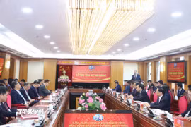 Tổng Bí thư Tô Lâm trao huy hiệu 45 năm tuổi Đảng tặng ông Phan Đình Trạc, Trưởng Ban Nội chính Trung ương. (Ảnh: Thống Nhất/TTXVN)