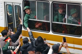 Người thân tiễn thanh niên lên đường làm nhiệm vụ bảo vệ Tổ quốc. (Ảnh: Thanh Tùng/TTXVN)