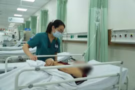 Một trong số bệnh nhân đang được theo dõi tại khoa Cấp cứu Bệnh viện Quân y 175. (Ảnh do bệnh viện cung cấp)