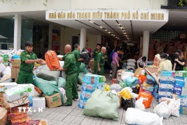 Điểm tiếp nhận hàng hàng hóa, nhu yếu phẩm tại Nhà văn hóa Thanh Niên ngày 22/11. (Ảnh: Trung Tuyến/TTXVN)