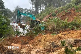 Sạt lở đã chia cắt hoàn toàn tuyến Quốc lộ 24. (Ảnh: Dư Toán/TTXVN)