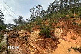 Sạt lở tại km 112+900 đã chia cắt hoàn toàn tuyến Quốc lộ 24. (Ảnh: Dư Toán/TTXVN)