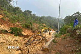 Sạt lở tại km 112+900 đã chia cắt hoàn toàn tuyến Quốc lộ 24. (Ảnh: Dư Toán/TTXVN)