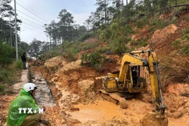 Sạt lở tại km 112+900 đã chia cắt hoàn toàn tuyến Quốc lộ 24. (Ảnh: Dư Toán/TTXVN)