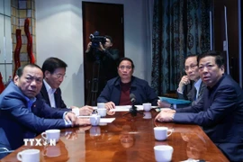 Thủ tướng Phạm Minh Chính chủ trì họp trực tuyến từ Nam Phi, chỉ đạo khắc phục hậu quả mưa lũ. (Ảnh: Dương Giang/TTXVN)