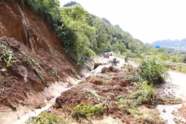 Mưa lớn gây sạt lở đất trên Quốc lộ 4D đoạn giáp ranh giữa thành phố Lai Châu với huyện Phong Thổ. (Ảnh: Quý Trung/TTXVN)