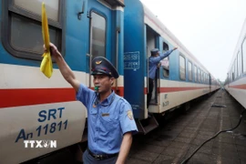Nhân viên phục vụ ga đảm bảo các đoàn tàu ra vào ga an toàn, đúng giờ. (Ảnh: Quốc Khánh/TTXVN)