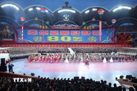 Chương trình biểu diễn nghệ thuật kỷ niệm 80 năm thành lập Đảng Lao động Triều Tiên. (Ảnh: Thống Nhất/TTXVN)
