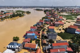 Nhiều hộ dân thôn Ngô Đạo, xã Đa Phúc (Hà Nội) bị ngập sâu đến hơn 2m do lũ sông Cầu dâng cao. (Ảnh: Hoàng Hiếu/TTXVN)