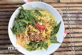 Tô bún kèn Hà Tiên hoàn chỉnh với bún tươi, nước lèo béo thơm, thịt cá và các loại rau ăn kèm hấp dẫn. (Ảnh: Thanh Sang/TTXVN)