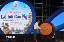 Ông Trần Nguyên Lộc, Chủ tịch Ủy ban Nhân dân phường Phan Thiết (Lâm Đồng) đánh trống khai hội Lễ hội Cầu ngư các vạn chài Phan Thiết năm 2026. (Ảnh: Hồng Hiếu/TTXVN)