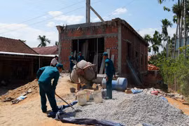 Lực lượng dân quân, quân sự xã Mộ Đức, tỉnh Quảng Ngãi hỗ trợ xây dựng nhà cho vợ chồng ông Lê Tám, bà Nguyễn Thị Mỹ Huệ. (Ảnh: Dư Toán/TTXVN)