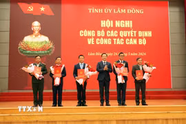 Chủ tịch Ủy ban Nhân dân tỉnh Lâm Đồng Hồ Văn Mười trao quyết định điều động, bổ nhiệm 5 cán bộ chủ chốt của tỉnh. (Ảnh: Chu Quốc Hùng/TTXVN)