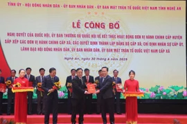 Bí thư Tỉnh ủy Nghệ An Nguyễn Đức Trung trao Quyết định thành lập Đảng bộ cấp xã. (Ảnh: Trịnh Duy Hưng/TTXVN)