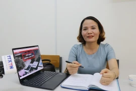 Tiến sỹ Nguyễn Thị Huyền, Trưởng Khoa Kinh tế, Trường Đại học Phạm Văn Đồng trao đổi về bài viết 'Thực hành tiết kiệm' của Tổng Bí thư Tô Lâm. (Ảnh: Phạm Cường/TTXVN)