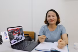 Tiến sỹ Nguyễn Thị Huyền, Trưởng Khoa Kinh tế, Trường Đại học Phạm Văn Đồng trao đổi về bài viết 'Thực hành tiết kiệm' của Tổng Bí thư Tô Lâm. (Ảnh: Phạm Cường/TTXVN)
