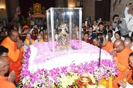 Các nhà sư chiêm bái xá lợi Đức Phật. (Ảnh: IBC cung cấp/TTXVN phát)