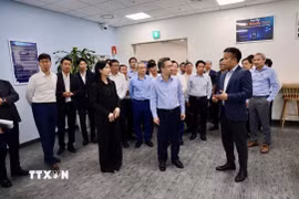 Trưởng Ban Chính sách, chiến lược Trung ương Nguyễn Thanh Nghị cùng đoàn công tác thăm, làm việc tại Trung tâm Nghiên cứu và Phát triển Samsung Việt Nam. (Ảnh: TTXVN)