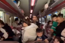 Xe khách 21 chỗ nhưng 'nhồi nhét' 50 người. (Ảnh cắt từ clip)