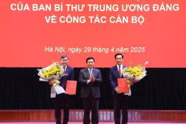 Ông Nguyễn Xuân Thắng trao quyết định và chúc mừng ông Hoàng Phúc Lâm và ông Lê Văn Lợi. (Ảnh: Văn Điệp/TTXVN)