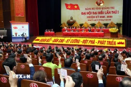 Đại biểu biểu quyết thông qua Dự thảo Nghị quyết Đại hội đại biểu Đảng bộ tỉnh Quảng Trị lần thứ nhất, nhiệm kỳ 2025-2030. (Ảnh: Tá Chuyên/TTXVN)