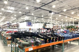 Khu bán hàng may mặc trong một cửa hàng của chuỗi bán lẻ Costco tại Arlington, tiểu bang Virginia (Mỹ). (Ảnh: Ngọc Quang/TTXVN)