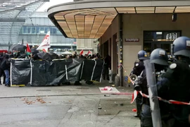 Ít nhất 18 cảnh sát Thụy Sĩ bị thương. (Nguồn: Swissinfo)