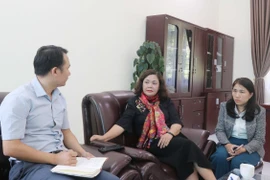 Cách chức Bí thư Chi bộ Trường Tiểu học Đoàn Kết đối với Hiệu trưởng Nguyễn Thị Phương (áo đen). (Ảnh: Nguyễn Oanh/TTXVN)