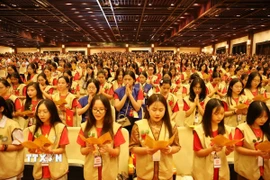 Thực hiện nghi thức Phật giáo trong Pháp hội Vu Lan. (Ảnh: Đức Phương/TTXVN)