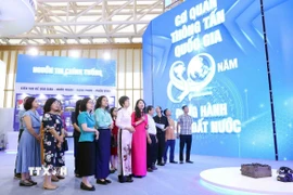 Tổng Giám đốc Thông tấn xã Việt Nam Vũ Việt Trang và các đại biểu tham dự tổng duyệt khu trưng bày của Thông tấn xã Việt Nam. (Ảnh: Phạm Kiên/TTXVN)
