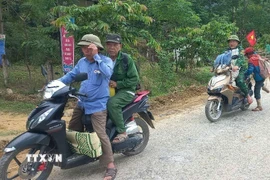 21 hộ dân tộc Chứt được chuyển đến Nhà văn hóa cộng đồng bản Rào Tre để tránh bão. (Ảnh: TTXVN phát)