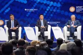 Phó Thủ tướng Chính phủ Lê Thành Long (giữa) phát biểu tại Phiên khai mạc Diễn đàn Kinh tế quốc tế Saint Petersburg lần thứ 28. (Ảnh: Quang Vinh/TTXVN)