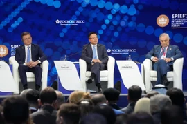 Phó Thủ tướng Chính phủ Lê Thành Long (giữa) phát biểu tại Phiên khai mạc Diễn đàn Kinh tế quốc tế Saint Petersburg lần thứ 28. (Ảnh: Quang Vinh/TTXVN)