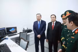 Tổng Bí thư Tô Lâm, Chủ tịch Quốc hội Trần Thanh Mẫn và các đại biểu thăm Viện Bảo vệ, chăm sóc sức khỏe Cán bộ Trung ương (A11) và Viện Lâm sàng các bệnh truyền nhiễm (A4). (Ảnh: Thống Nhất/TTXVN)