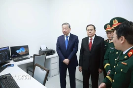 Tổng Bí thư Tô Lâm, Chủ tịch Quốc hội Trần Thanh Mẫn và các đại biểu thăm Viện Bảo vệ, chăm sóc sức khỏe Cán bộ Trung ương (A11) và Viện Lâm sàng các bệnh truyền nhiễm (A4). (Ảnh: Thống Nhất/TTXVN)