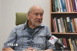 Giáo sư Hal Hill của Trường Chính sách công Crawford, thuộc Đại học Quốc gia Australia (ANU) trả lời phỏng vấn của phóng viên TTXVN tại Australia. (Ảnh: Thanh Tú/TTXVN)