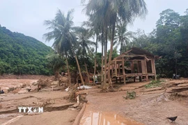 Nhà cửa bị hư hại, khung cảnh bản làng Cha Nga, xã Mỹ Lý, bị biến dạng, sạt lở khi lũ dữ quét qua. (Ảnh: TTXVN phát)