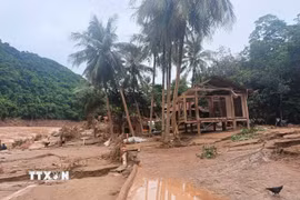 Nhà cửa bị hư hại, khung cảnh bản làng Cha Nga bị biến dạng, sạt lở khi lũ dữ quét qua. (Ảnh: TTXVN phát)
