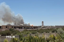 Khói bốc lên tại hiện trường vụ nổ lớn ở tỉnh Idlib, Syria ngày 24/7/2025. (Ảnh: THX/TTXVN)