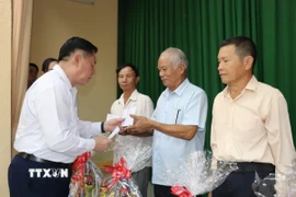 Trưởng Ban Tuyên giáo và Dân vận Trung ương Nguyễn Trọng Nghĩa trao quà cho nhân dân xã Tuyên Bình, tỉnh Tây Ninh. (Ảnh: Thanh Bình/TTXVN)