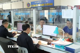 Hải quan Cửa khẩu Quốc tế Hữu Nghị (Lạng Sơn) giải quyết thủ tục cho doanh nghiệp. (Ảnh: Quang Duy/TTXVN)