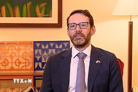 Đại sứ Vương quốc Anh tại Việt Nam Iain Frew trả lời phỏng vấn của phóng viên TTXVN. (Ảnh: Việt Đức/TTXVN)