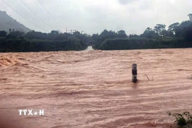 Một điểm cầu tràn nước bị ngập, gây chia cắt tại khu vực miền núi tỉnh Quảng Trị. (Ảnh: TTXVN phát)