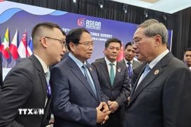 Thủ tướng Phạm Minh Chính gặp Thủ tướng Trung Quốc Lý Cường. (Ảnh: Dương Giang/TTXVN)