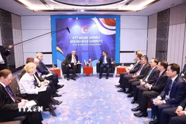 Thủ tướng Phạm Minh Chính gặp Phó Thủ tướng Nga Alexey Overchuk. (Ảnh: Dương Giang/TTXVN)