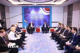 Thủ tướng Phạm Minh Chính gặp Phó Thủ tướng Nga Alexey Overchuk. (Ảnh: Dương Giang/TTXVN)