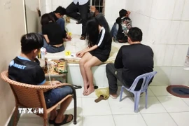 Lực lượng chức năng tổ chức khám nghiệm hiện trường. (Ảnh: TTXVN phát)