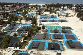 Vùng cát ven biển thôn Bắc Hòa và Tân Hải, xã Cam Hồng chi chít những ao hồ nhân tạo, bao quanh bởi các mương thoát nước đen ngòm, bốc mùi hôi thối nồng nặc. (Ảnh: Nguyên Linh/TTXVN)