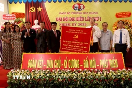 Bí thư Tỉnh ủy Cà Mau Nguyễn Hồ Hải (thứ 3, phải sang), thay mặt Tỉnh ủy trao tặng Đại hội bức trướng mang dòng chữ "Đoàn kết-Dân chủ-Kỷ cương-Phát triển." (Ảnh: Kim Há/TTXVN)