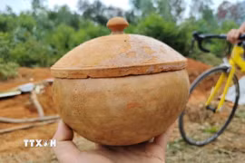 Nhiều hiện vật gốm men, đồng xu, kim loại... được phát hiện. (Ảnh: Hồ Hà/TTXVN phát)